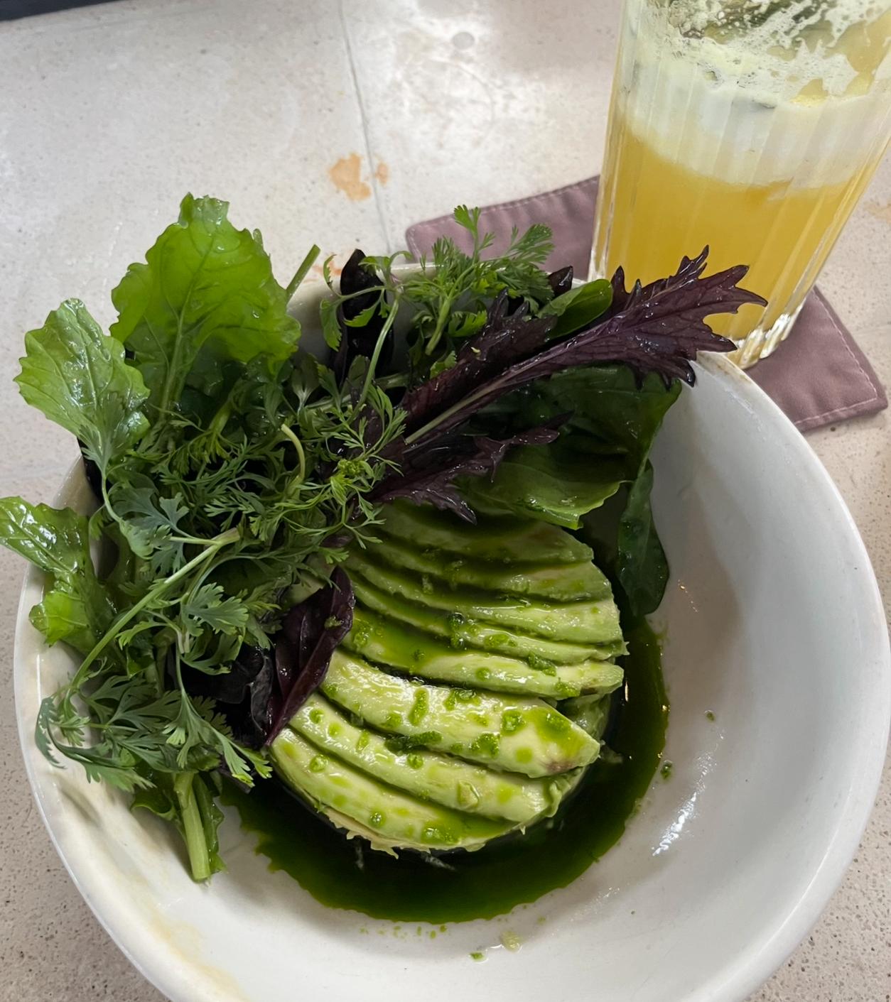Ensalada fresca de aguacate con hierbas del huerto