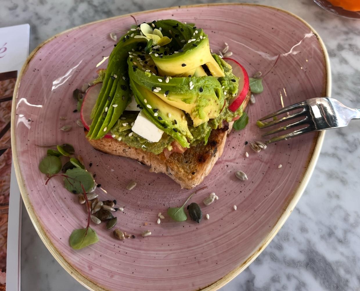 Tostada gourmet de aguacate preparada con productos de la finca